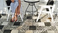 Jalan-jalan ke Bali, Barbie asyik santai di restoran instagenik sambil menikmati segelas minuman. Senyum di wajahnya menggambarkan suasana hati yang sedang senang.  Foto: instagram @official.barbienouva