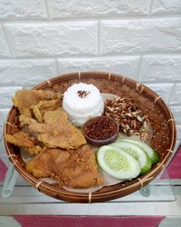 Puas Makan Nasi Kulit Ayam Goreng Renyah Gurih di Sini