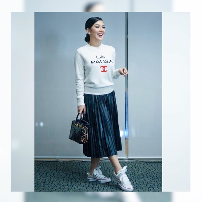 Tampil dengan sweater putih dan rok lipit, penampilan Syahrini semakin kasual dengan sneakers. Belakangan, Syahrini juga terlihat lebih sering mengenakan sweater yang agak longgar.  Foto: Instagram @princessyahrini