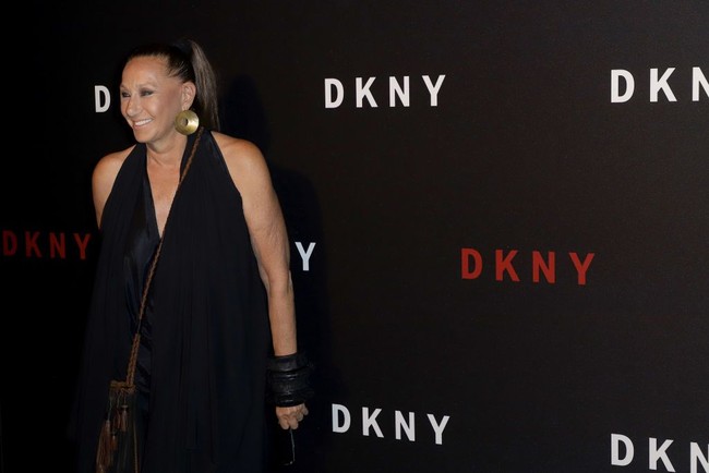 Tentu saja, sang pendiri label tersebut turut menunjukkan batang hidungnya. Donna Karan memilih dress hitam bergaya plunging-neck. (Foto: Getty Images)