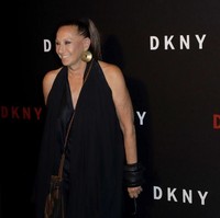 Tentu saja, sang pendiri label tersebut turut menunjukkan batang hidungnya. Donna Karan memilih dress hitam bergaya plunging-neck. (Foto: Getty Images)