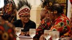 Momen Menteri Jokowi Pakai Ikat Kepala Rumbai Papua