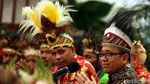 Momen Menteri Jokowi Pakai Ikat Kepala Rumbai Papua