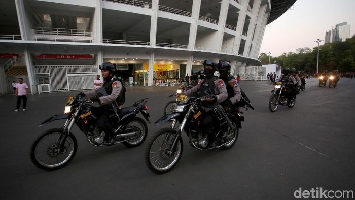 Pasukan TNI-Polri bersiaga di area sekitar Stadion Utama Gelora Bung Karno. Pengamanan dilakukan jelang laga Indonesia melawan Thailand.