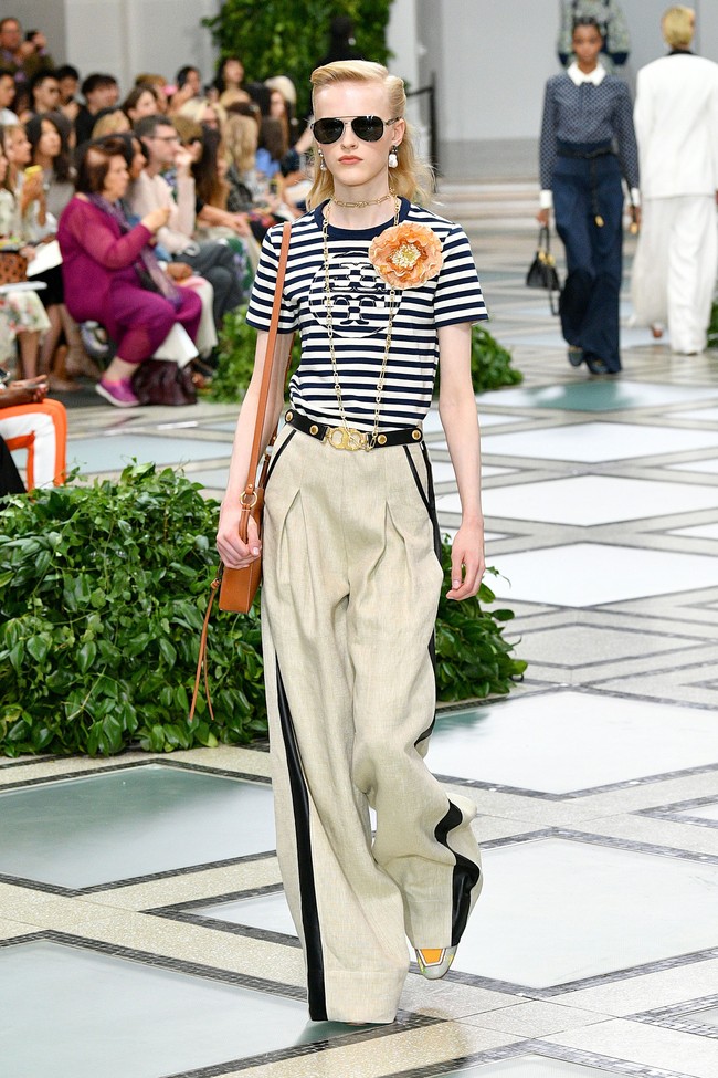 Tory burch menampilkan koleksi terbarunya di NYFW Spring 2020 yang terinspirasi dari gaya Putri Diana pada tahun 80-an. Fashion show Tory Burch digelar di Museum Brooklyn, New York, 8 September 2019. [Photo by Slaven Vlasic/Getty Images]