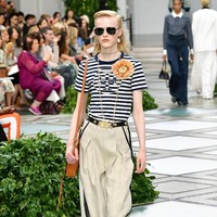 Tory burch menampilkan koleksi terbarunya di NYFW Spring 2020 yang terinspirasi dari gaya Putri Diana pada tahun 80-an. Fashion show Tory Burch digelar di Museum Brooklyn, New York, 8 September 2019. [Photo by Slaven Vlasic/Getty Images]