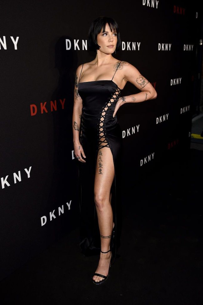 Halsey yang memeriahkan acara tersebut dengan aksi panggungnya hadir dalam balutan dress hitam yang mengekspos kaki jenjangnya. (Foto: Getty Images)