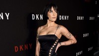Meksi jadi sorotan, namun pemilik acara yakni Donna Karan justru tak kenal dengan Halsey. Dimitrios Kambouris/Getty Images for DKNY