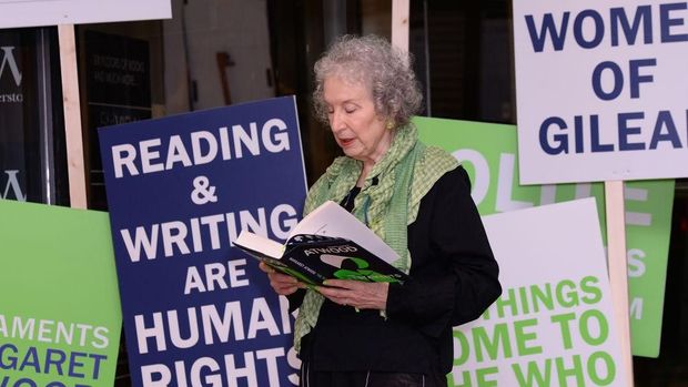 Sekuel 'The Handmaid's Tale' Terbit, Fans Margaret Atwood Serbu Toko Buku