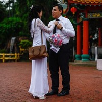Sebagian besar pasangan yang mengikuti nikah massal di tanggal cantik 9-9-2019 ini mengenakan busana hitam putih. Di mana mempelai pria memakai setelan hitam dan mempelai wanita mengenakan dress atau gaun putih. Foto: Mohd RASFAN / AFP