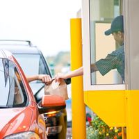 Ini 10 Kebiasaan Buruk Saat 'Drive Thru' yang Perlu Dihindari