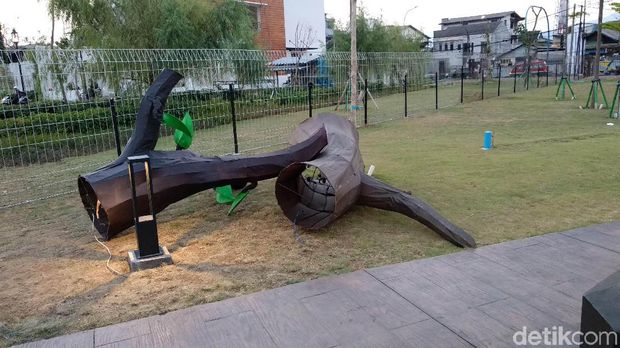 Hiasan Taman Asia Afrika di Bandung Rusak Diterjang Angin Kencang