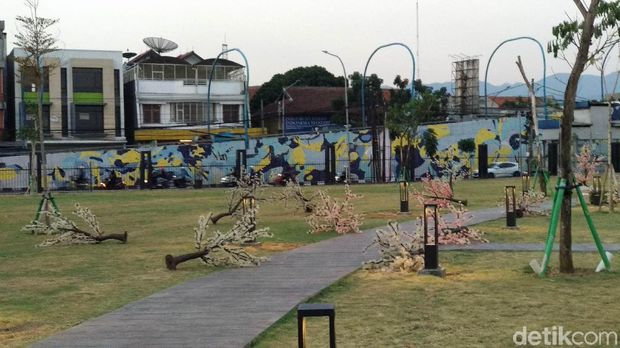 Hiasan Taman Asia Afrika di Bandung Rusak Diterjang Angin Kencang