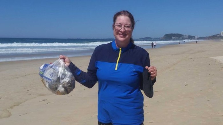 Puntung Rokok, Pembalut Bekas, Ada Ratusan Kilo Sampah di Pantai Gold Coast Puntung Rokok, Pembalut Bekas, Ada Ratusan Kilo Sampah di Pantai Gold Coast