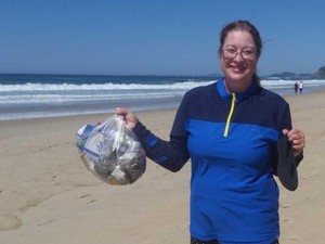 Puntung Rokok, Pembalut Bekas, Ada Ratusan Kilo Sampah di Pantai Gold Coast