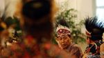 Momen Menteri Jokowi Pakai Ikat Kepala Rumbai Papua