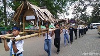Gong ini hanya dibunyikan setahun sekali saat perayaan saja dan dilanjutkan dengan deklarasi damai. Para siswa membawa barang pawai (Dadang Hermansyah/detikcom)