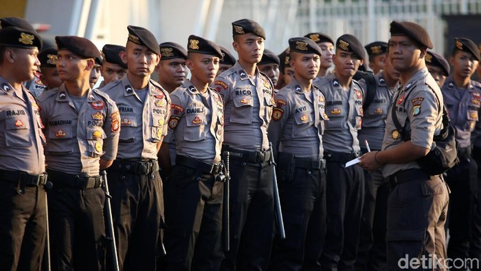 Pasukan TNI-Polri bersiaga di area sekitar Stadion Utama Gelora Bung Karno. Pengamanan dilakukan jelang laga Indonesia melawan Thailand.