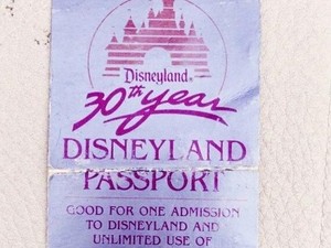 Coba Masuk Disneyland Pakai Tiket 34 Tahun Lalu... Bisa!