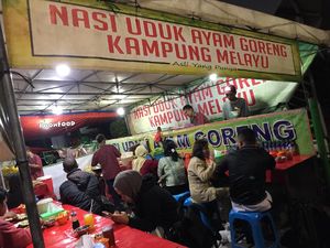Di Warung Ini Ada Nasi Uduk Berlauk Semur Jengkol yang Sedap