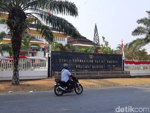 Sekwan Sebut Pengadaan Mobil Mewah Pimpinan DPRD Banten Dibatalkan