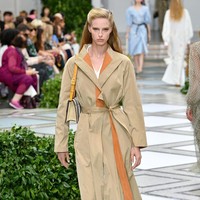 Tory burch menampilkan koleksi terbarunya di NYFW Spring 2020 yang terinspirasi dari gaya Putri Diana pada tahun 80-an. Fashion show Tory Burch digelar di Museum Brooklyn, New York, 8 September 2019. [Photo by Slaven Vlasic/Getty Images]