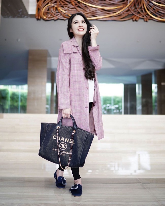 Sulit dipercaya kalau penampilan Sandra Dewi ini adalah saat kehamilannya sudah hampir sembilan bulan. Sandra menyamarkan perut hamilnya dengan memakai outer panjang. Meski demikian tetap saja dia terlihat langsing. Gangerti lagi duhh lg hamil 9 bulan aja cantik parah badan bagus, tulis netizen di halaman Instagram aktris asal Bangka Belitung itu. Foto: Instagram @sandradewi88