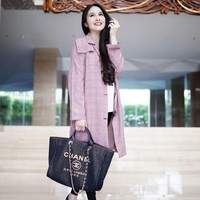 Sulit dipercaya kalau penampilan Sandra Dewi ini adalah saat kehamilannya sudah hampir sembilan bulan. Sandra menyamarkan perut hamilnya dengan memakai outer panjang. Meski demikian tetap saja dia terlihat langsing. Gangerti lagi duhh lg hamil 9 bulan aja cantik parah badan bagus, tulis netizen di halaman Instagram aktris asal Bangka Belitung itu. Foto: Instagram @sandradewi88