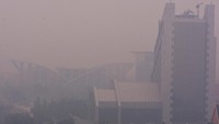 Kabut asap yang menyelimuti Kota Pekanbaru, Riau, merupakan dampak dari kebakaran hutan dan lahan yang terjadi di beberapa daerah yang berada di sekitar kota tersebut. BMKG menyatakan asap atau kabut pada Selasa pagi menurunkan jarak pandang hingga 800 meter di Pekanbaru, dan kualitas udara turun ke status tidak sehat. Antara Foto/FB Anggoro.