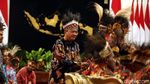 Momen Menteri Jokowi Pakai Ikat Kepala Rumbai Papua
