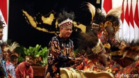 Kepala BIN Budi Gunawan menyalami para tokoh Papua dan Papua Barat dalam pertemuan di Istana Negara.
