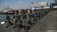 Para pasukan membentuk barisan saat mengikuti defile perayaan HUT TNI AL ke-74.