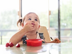 Videokan Anak yang Obesitas Lakukan Mukbang demi Konten, Orangtua Dikecam