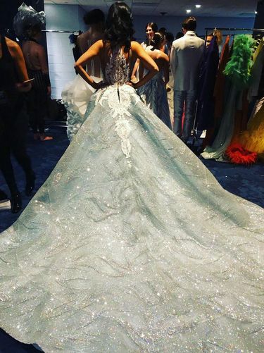 Pia Wurtzbach Eksis di New York Fashion Week Pakai Gaun dengan 2.880 Kristal