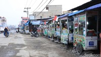 Soal jam berjualan, para penjaja rujak buka dari pagi sampai tengah malam (Randy/detikcom)