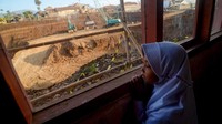 Kegiatan belajar mengajar tetap berlangsung karena belum adanya bangunan pengganti yang disediakan pemerintah. Antara Foto/Raisan Al Farisi.