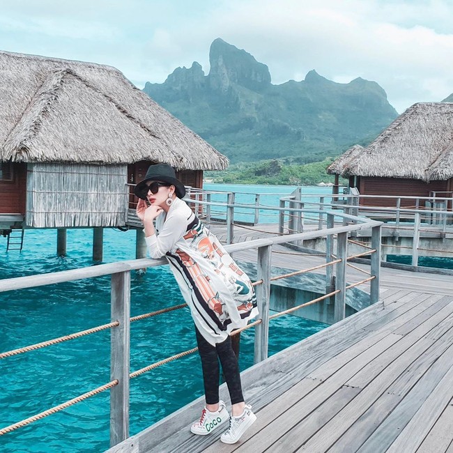 Inilah penampilan Syahrini saat liburan romantis dengan sang suami ke pulau Bora Bora. Ia tampil dengan sneakers dari Chanel.  Foto: Instagram @princessyahrini