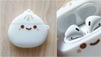 Case airpod ini sangat menggemaskan karena bentuknya yang menyerupai dumpling. Warnanya putih dengan hiasan mata dan mulut di wajahnya. Foto: Istimewa