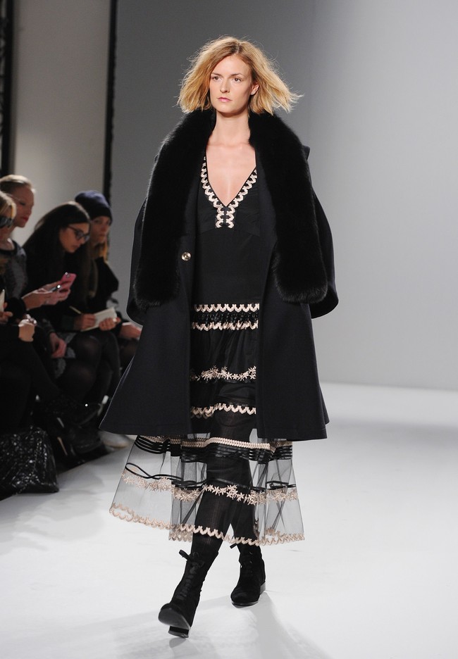 Tak banyak yang tahu Jacquetta Wheeler sedang hamil ketika berlenggang di catwalk Temperley London pada 2015. Tidak, saya tidak kembung tapi lagi hamil, tulis model asal Inggris itu. (Foto: Getty Images)