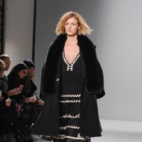 Tak banyak yang tahu Jacquetta Wheeler sedang hamil ketika berlenggang di catwalk Temperley London pada 2015. Tidak, saya tidak kembung tapi lagi hamil, tulis model asal Inggris itu. (Foto: Getty Images)