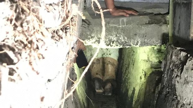 Hindari Razia, Wanita Diduga PSK di Makassar Sembunyi di Selokan