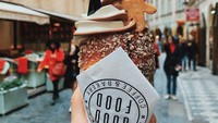  Unggahan foto di Instagram Franda juga diisi beberapa foto makanan favoritnya. Kala liburan ke Prague, ia mencicip dessert es krim yang kelihatan nikmat ini. Foto: Instagram frandaaa87