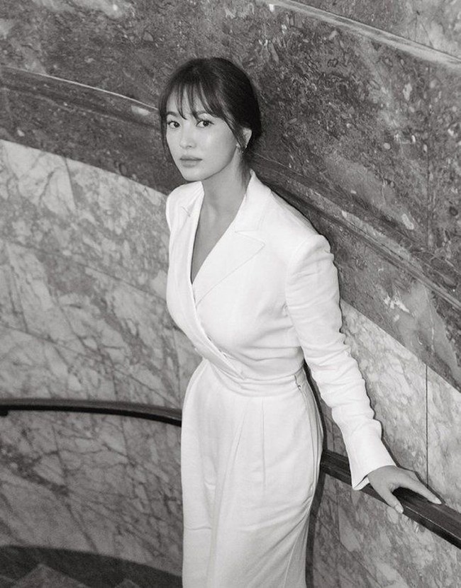 Inilah penampilan Song Hye-kyo saat menghadiri fashion show Ralph Lauren yang digelar bersamaan dengan New York Fashion Week di Ralphs Club, New York, 7 September 2019. Foto: Weibo/Ralph Lauren