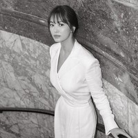 Inilah penampilan Song Hye-kyo saat menghadiri fashion show Ralph Lauren yang digelar bersamaan dengan New York Fashion Week di Ralphs Club, New York, 7 September 2019. Foto: Weibo/Ralph Lauren