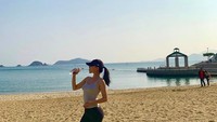 Dalam captionnya dia menuliskan What a beautiful end to a perfect day. Namun dia tidak menuliskan lokasi pantai tempat latar fotonya. (baobaowan/Instagram)