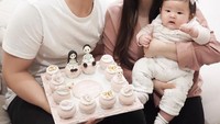 Formasi lengkap! Ini Samuel, Franda, dan Zylvechia yang foto bersama cupcake lucu. Mereka tengah merayakan ulang bulan Zylvechia dan ulang tahun pernikahan. Foto: Instagram frandaaa87