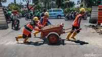 Para pekerja menyelesaikan proyek revitalisasi trotoar di jalan Kramat Raya, Jakarta Pusat, Selasa (10/9/2019).