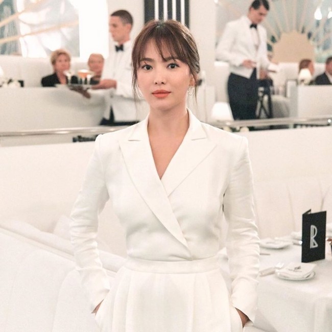 Song Hye-kyo terlihat elegan memakai blouse bersiluet blazer warna off-white yang dipadukan dengan celana berwarna senada. Bintang serial Encounter itu bergaya minimalis hanya memakai anting-anting bulat sebagai aksesori. Foto: Weibo/Ralph Lauren