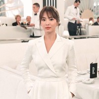 Song Hye-kyo terlihat elegan memakai blouse bersiluet blazer warna off-white yang dipadukan dengan celana berwarna senada. Bintang serial Encounter itu bergaya minimalis hanya memakai anting-anting bulat sebagai aksesori. Foto: Weibo/Ralph Lauren