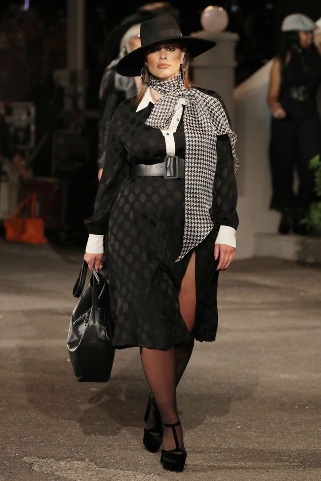 Berbadan dua bukan penghalang bagi Ashley Graham untuk berjalan di catwalk Tommy Hilfiger x Zendaya saat New York Fashion Week baru-baru ini. Berbalut dress hitam polkadot bergaya retro, Ashley melenggang dengan dua kaki yang ditopang heels bernuansa boho yang chic.  (Foto: Getty Images)
